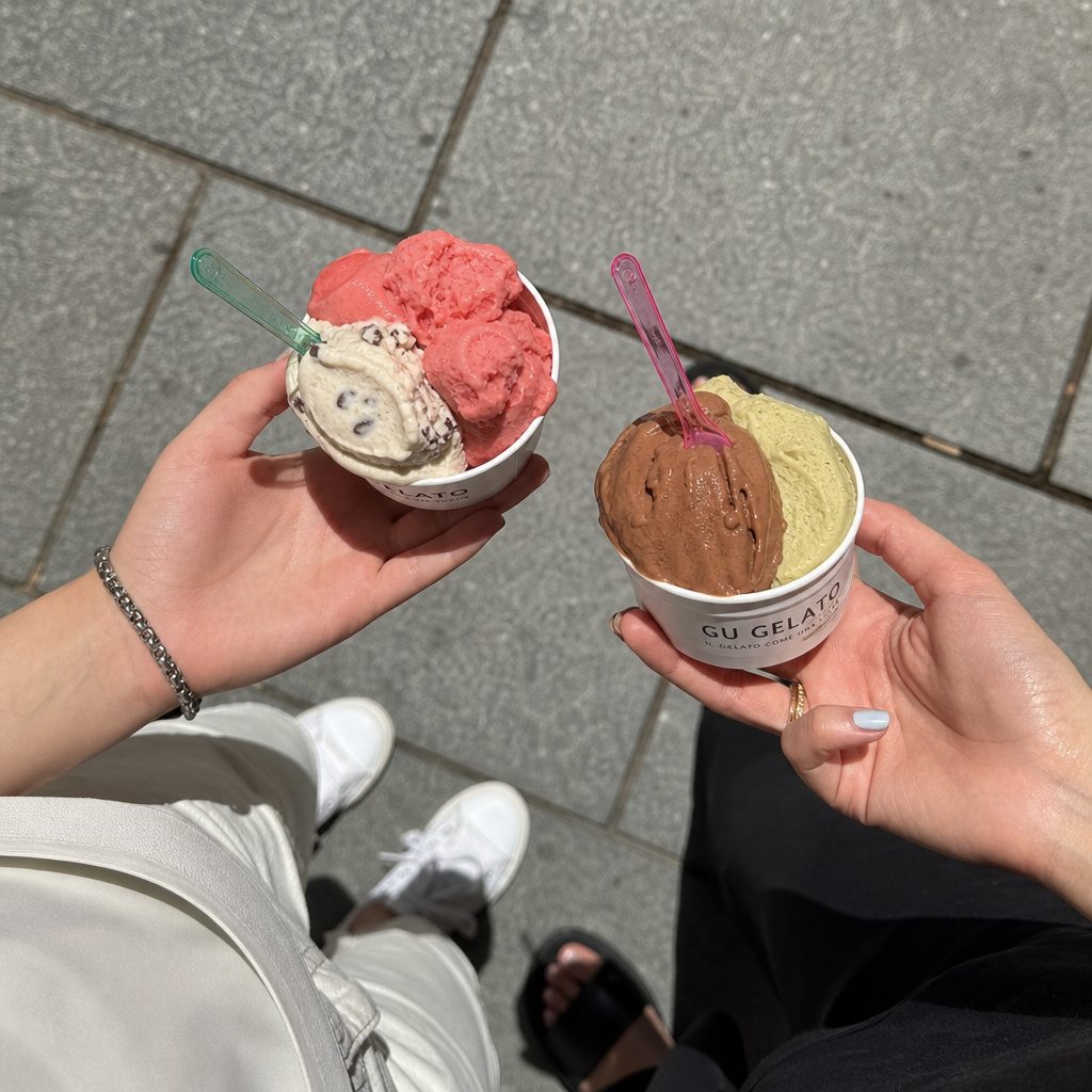 Zwei Hände mit Eisbechern